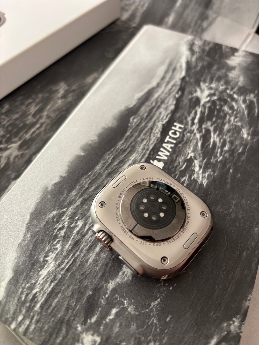 Apple Watch Ultra 2 - Picture 2 of 3